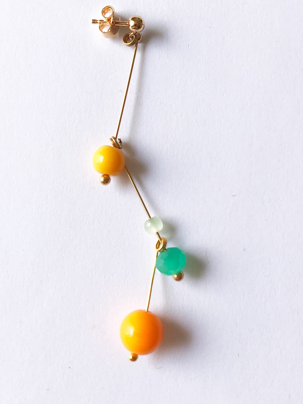 Petite boucle d'oreille mobile en perles colorées n°4