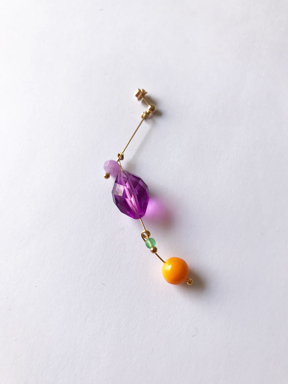 Petite boucle d'oreille mobile en perles colorées n°7