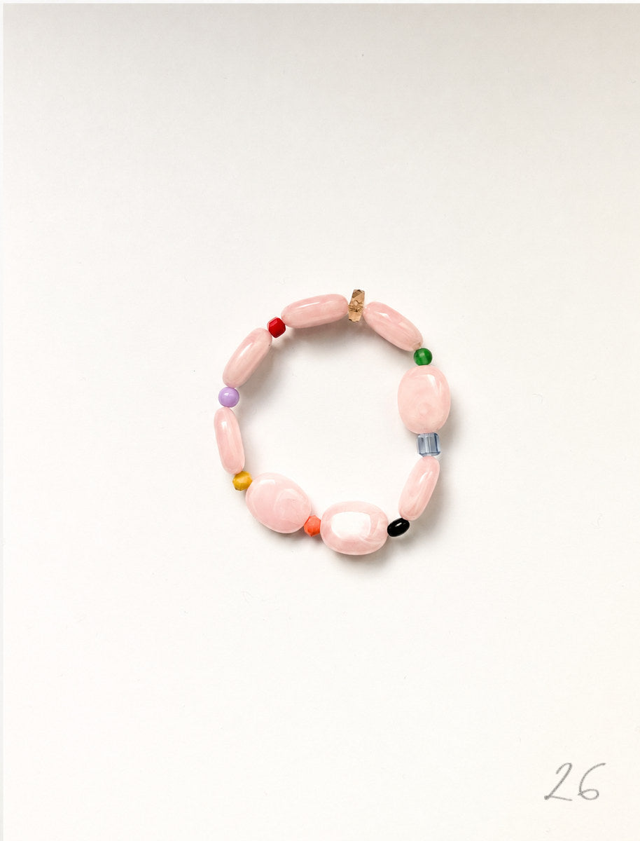 Bracelet élastique n°26 en perles roses et perles vintage multicolores, fait main à Paris – Maison Chouquette