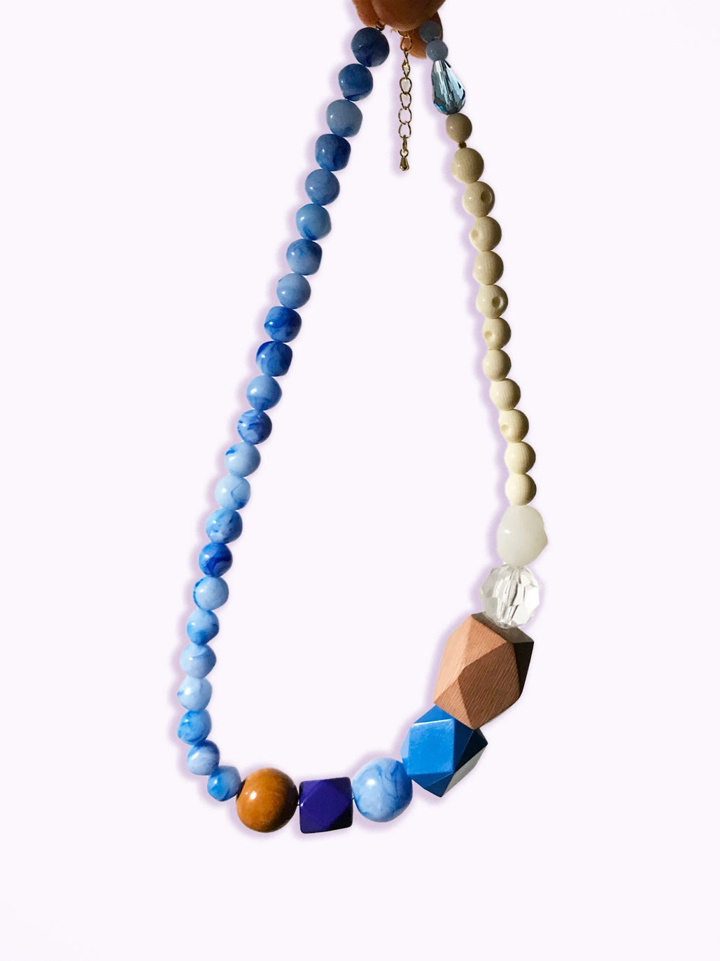 Collier en perles bleues et blanches