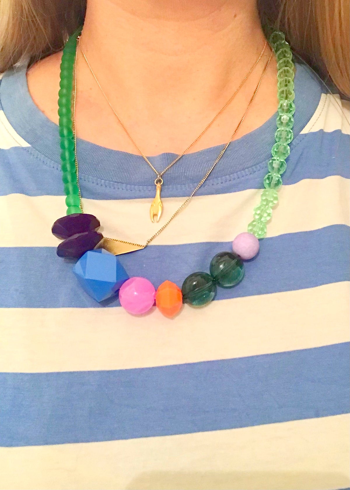 Collier en grosses perles vertes – porté