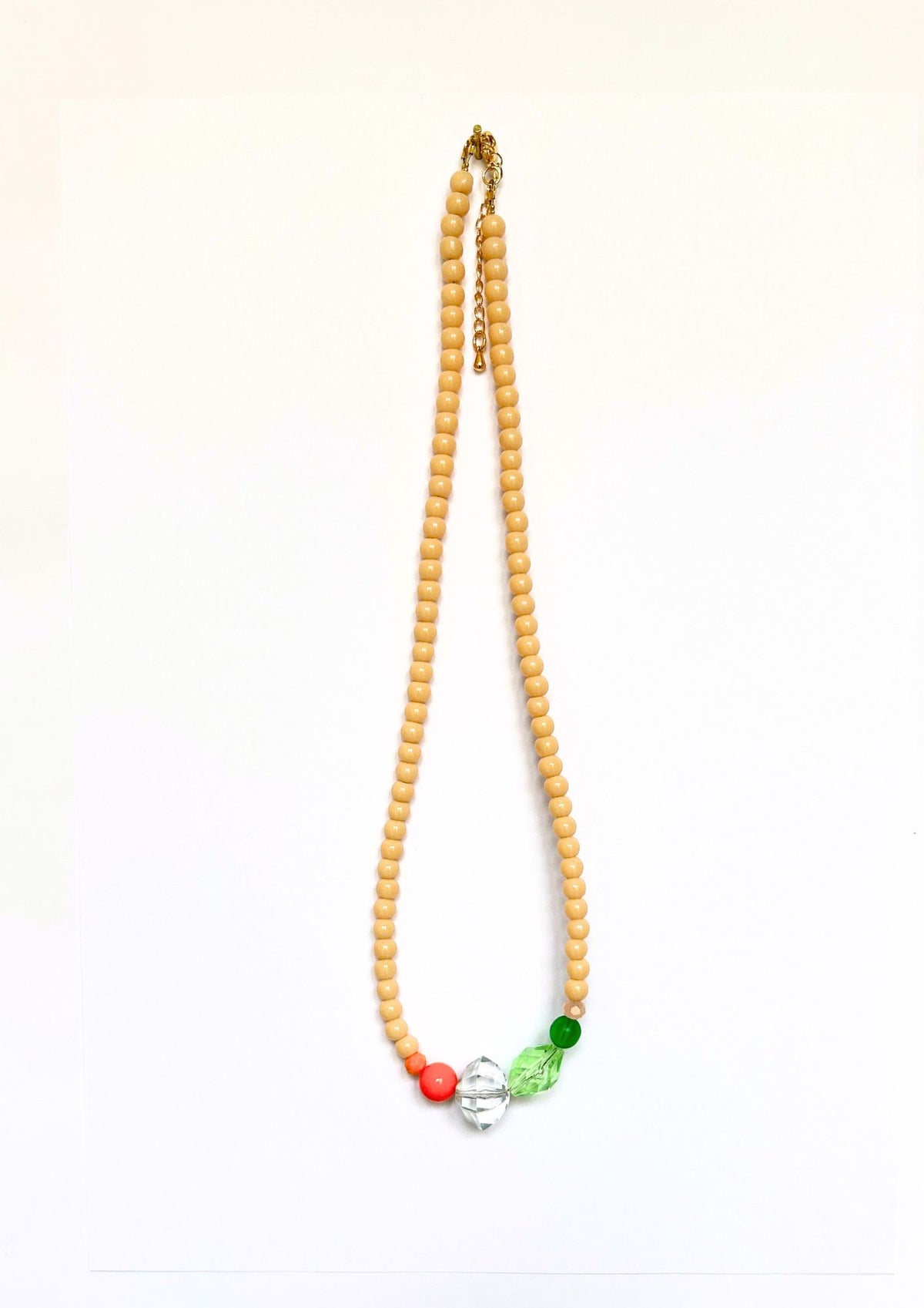 Collier de perles beige, vert et corail, vue d’ensemble