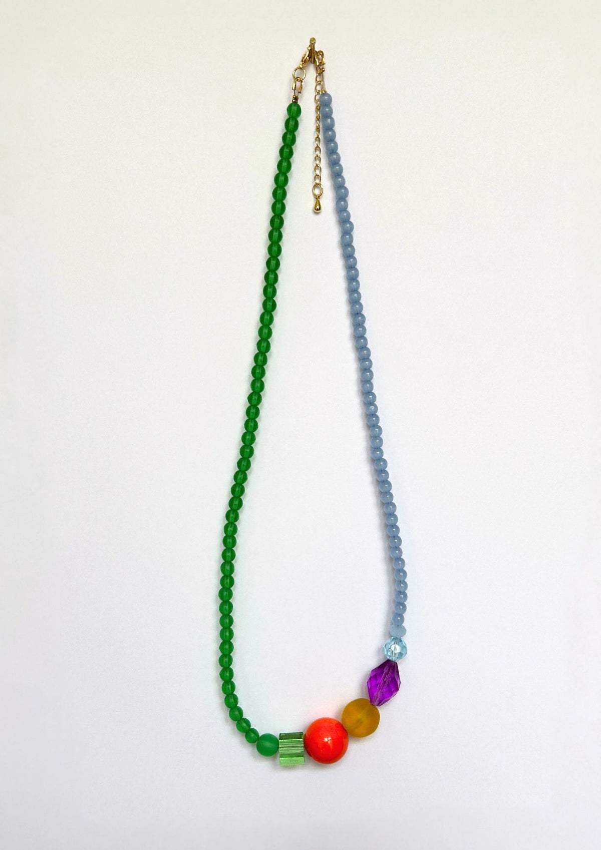 Collier de perles vert, bleu et multicolore, vue d’ensemble, un côté vert et un côté bleu ciel