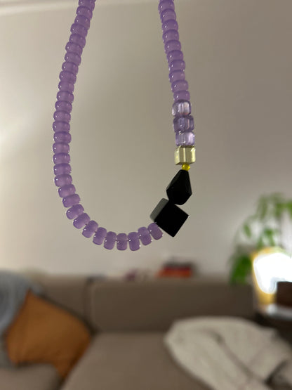 Collier ras du cou perles de verre mauve et jaune