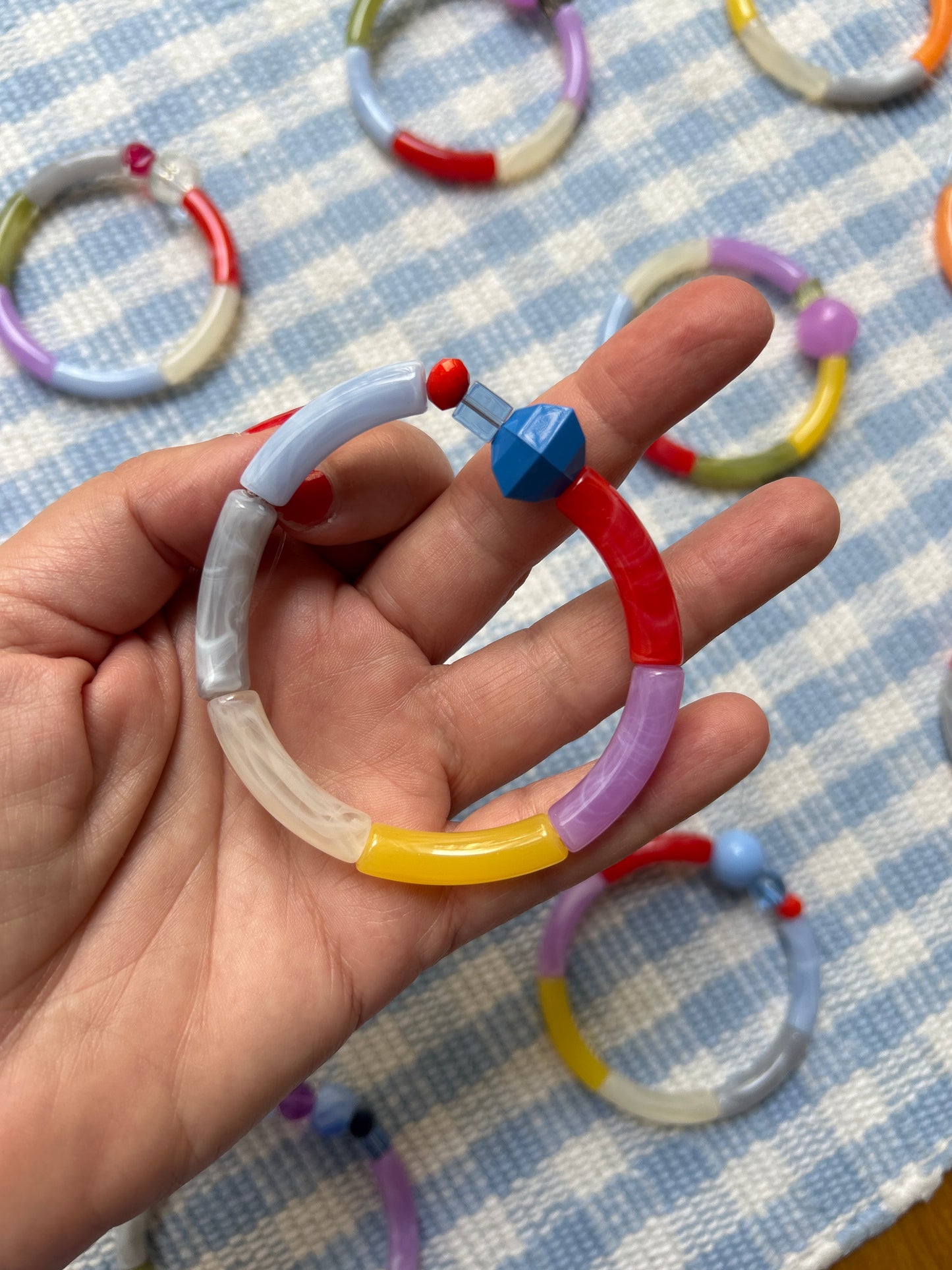 Petits bracelets pièces uniques.