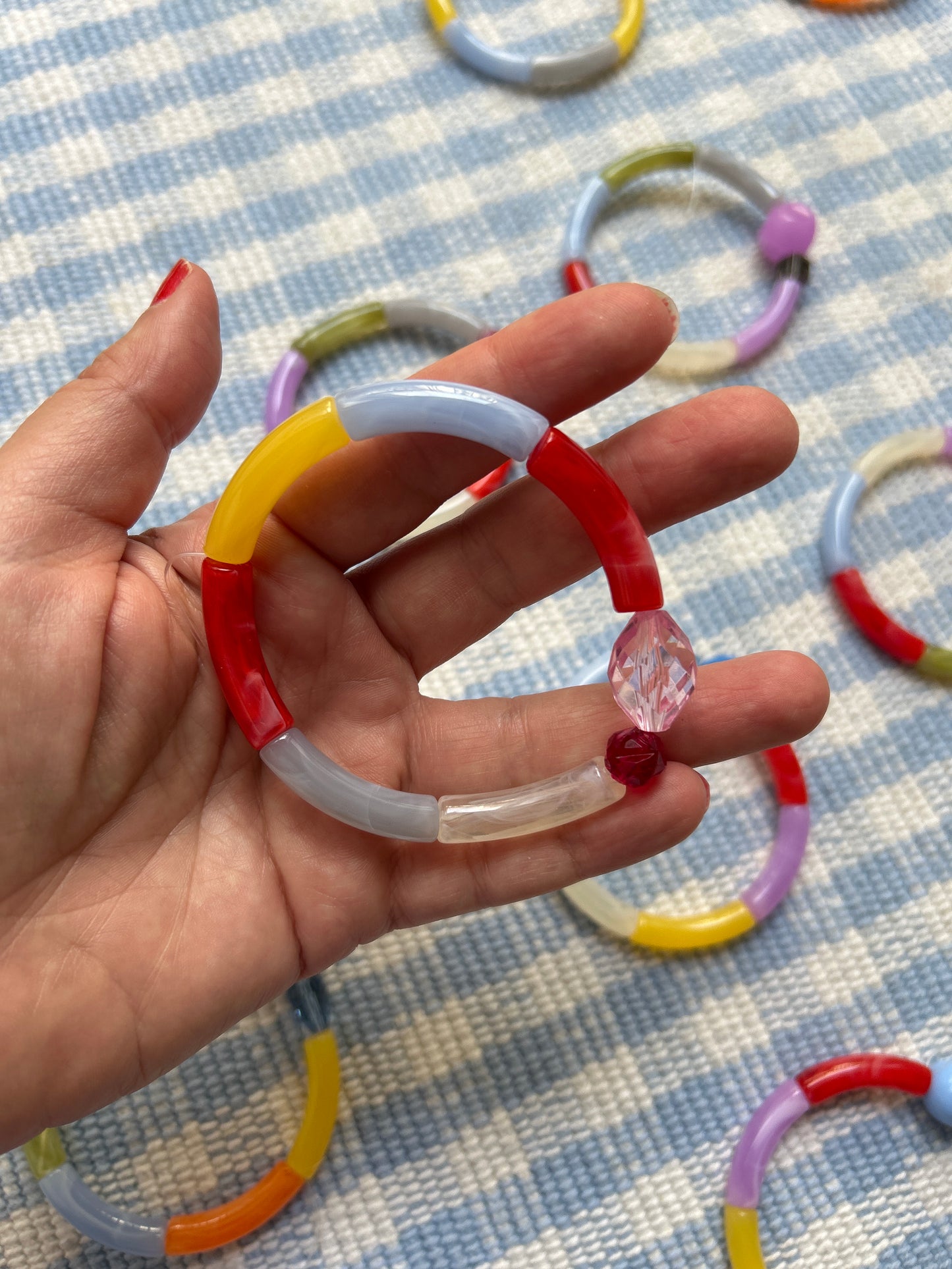 Petits bracelets pièces uniques.