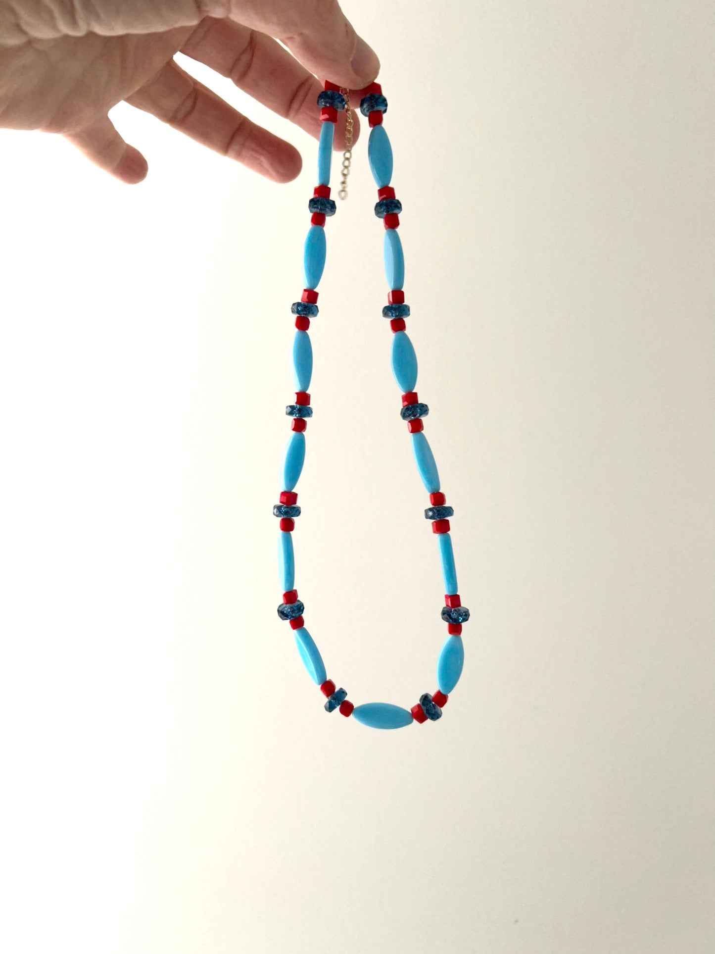 Ras du cou rouge, turquoise et bleu