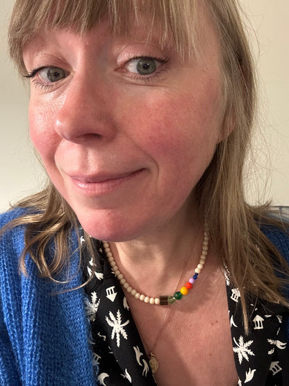 Collier ras du cou perles de verre beige et arc en ciel.