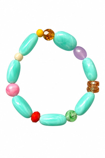Bracelet élastique en perles vintage n°25, perles vert d'eau et petites perles colorées, tenu en main