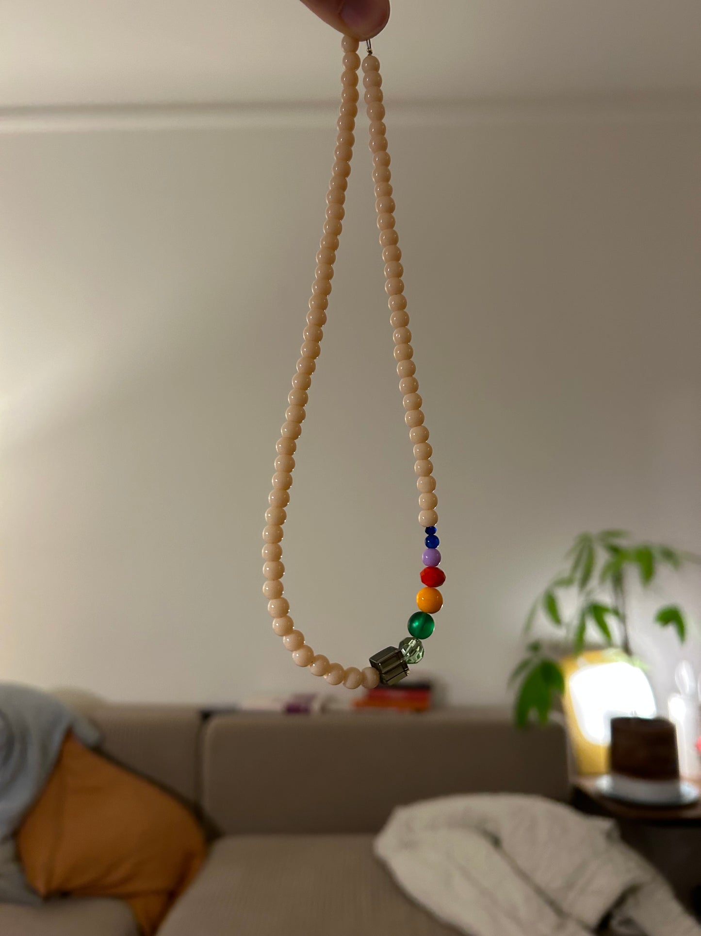 Collier ras du cou perles de verre beige et arc en ciel.