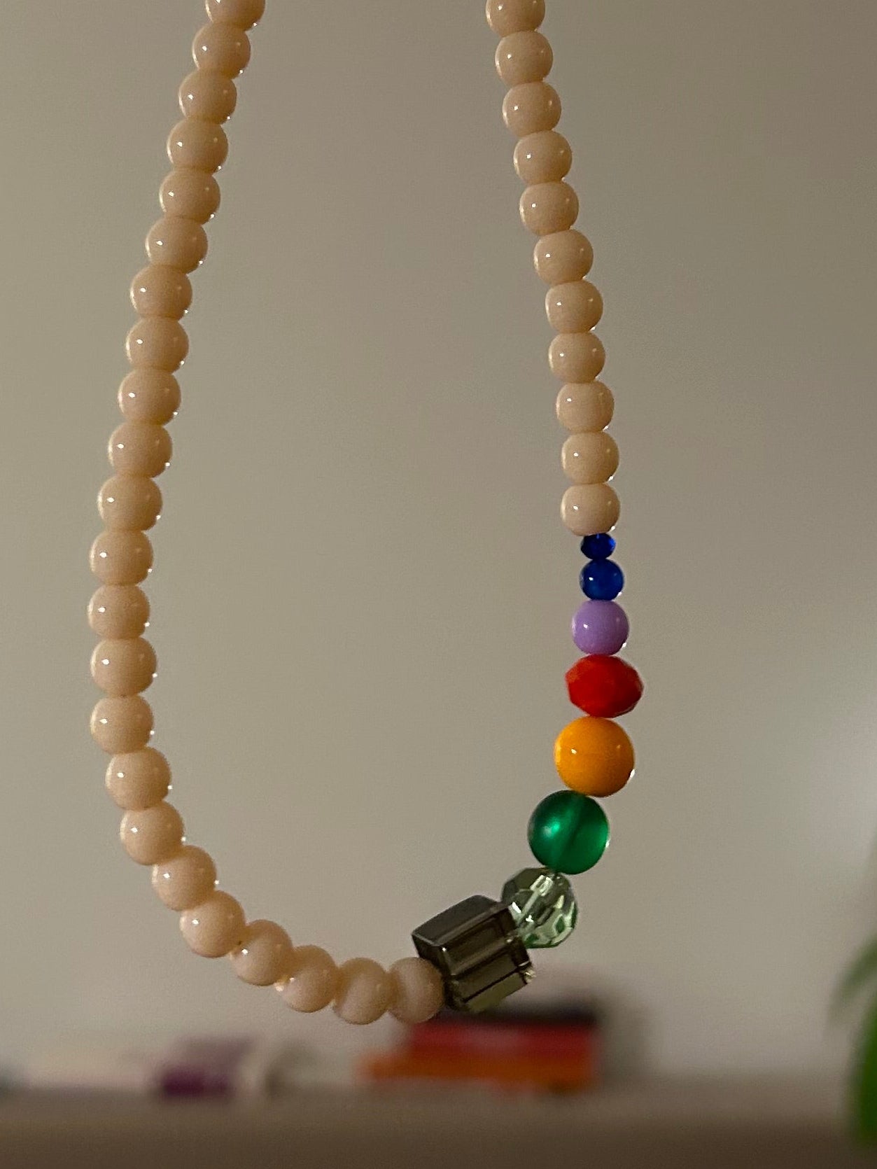 Collier ras du cou perles de verre beige et arc en ciel.