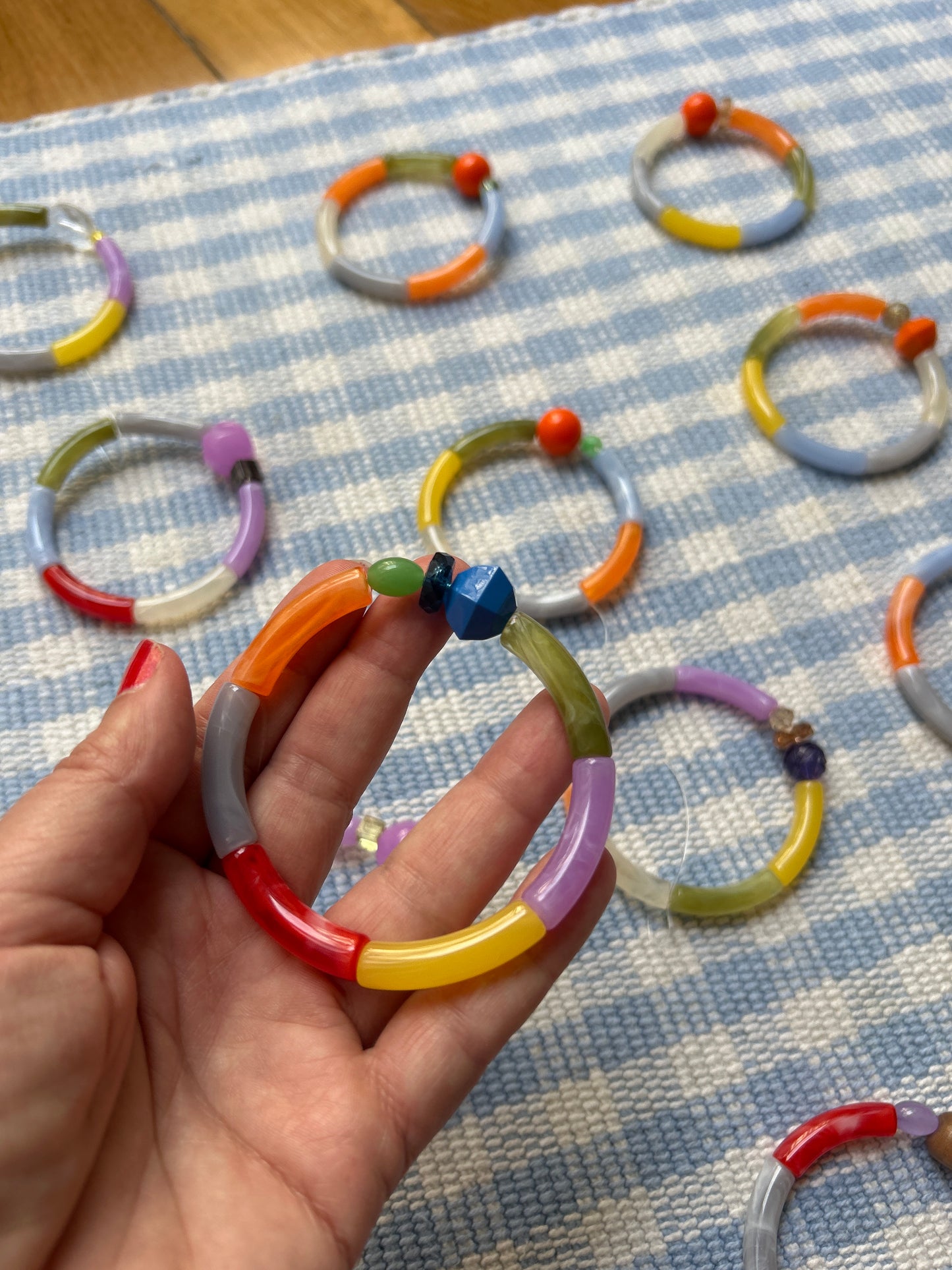 Petits bracelets pièces uniques.