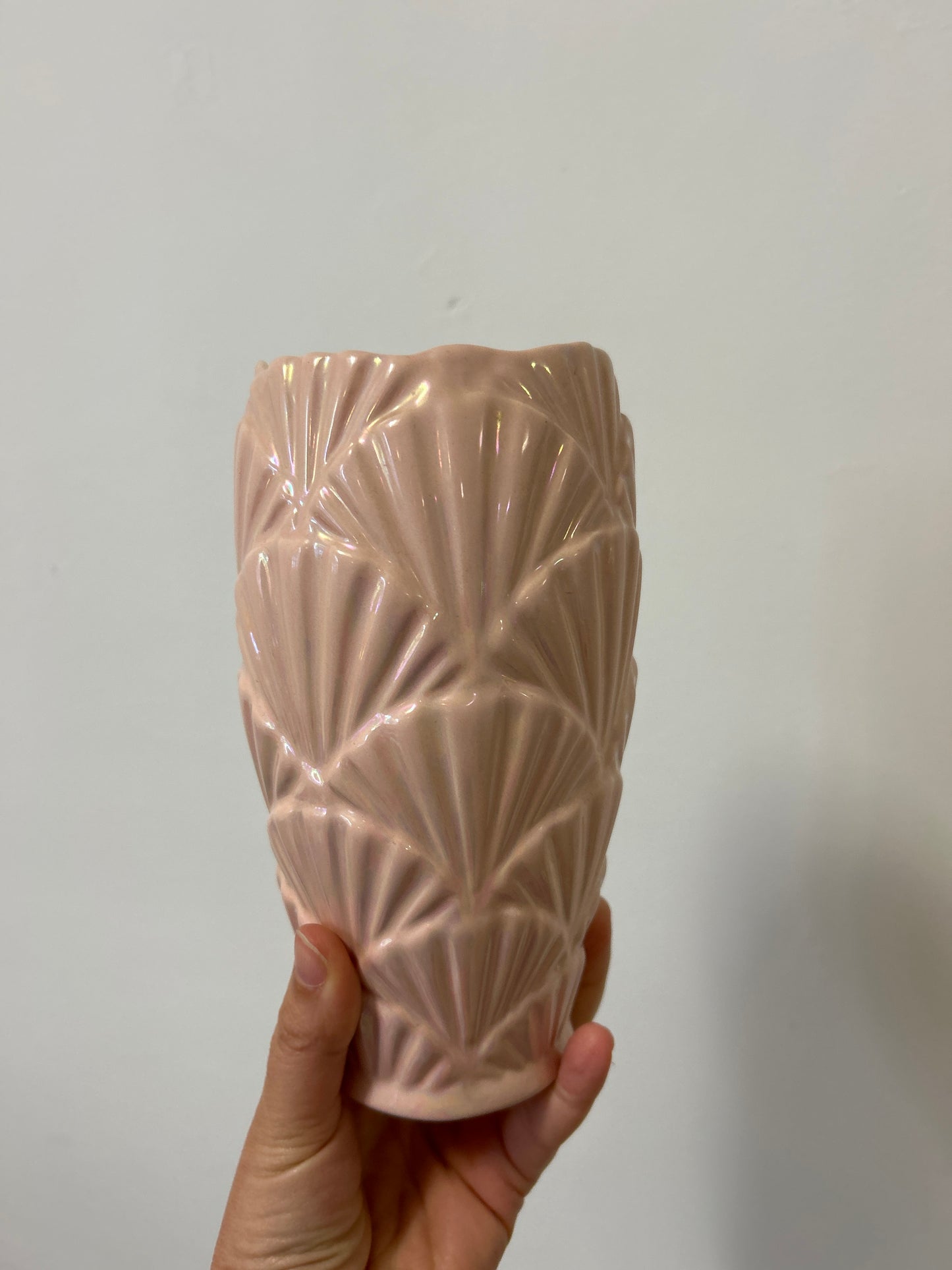Vase coquillage, rose irisé