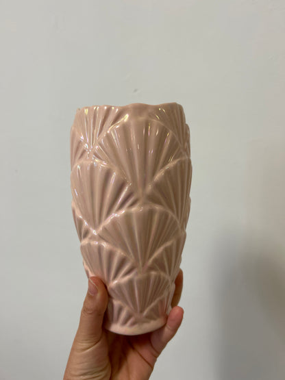 Vase coquillage, rose irisé