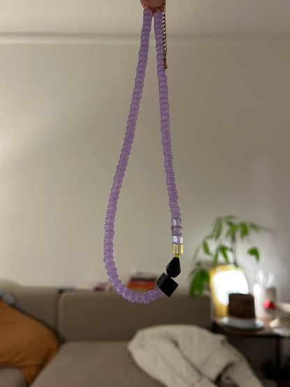 Collier ras du cou perles de verre mauve et jaune
