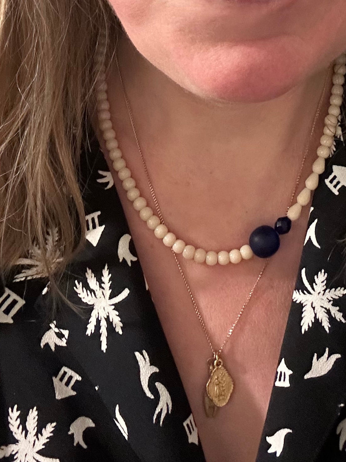 Collier ras du cou perles de verre, blanc cassé et bleu