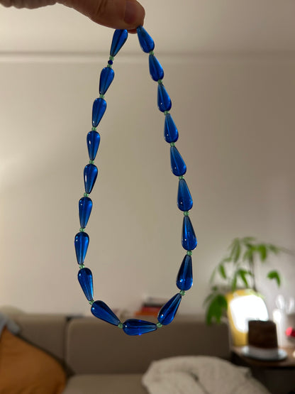 Collier ras du cou perles de verre goutte.