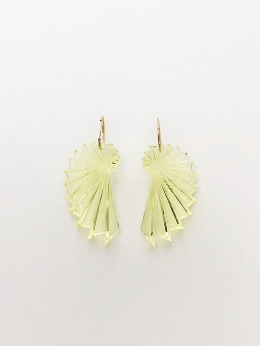 Paire de boucles d'oreilles en acrylique jaune translucide en forme d'éventail, anneaux plaqués or