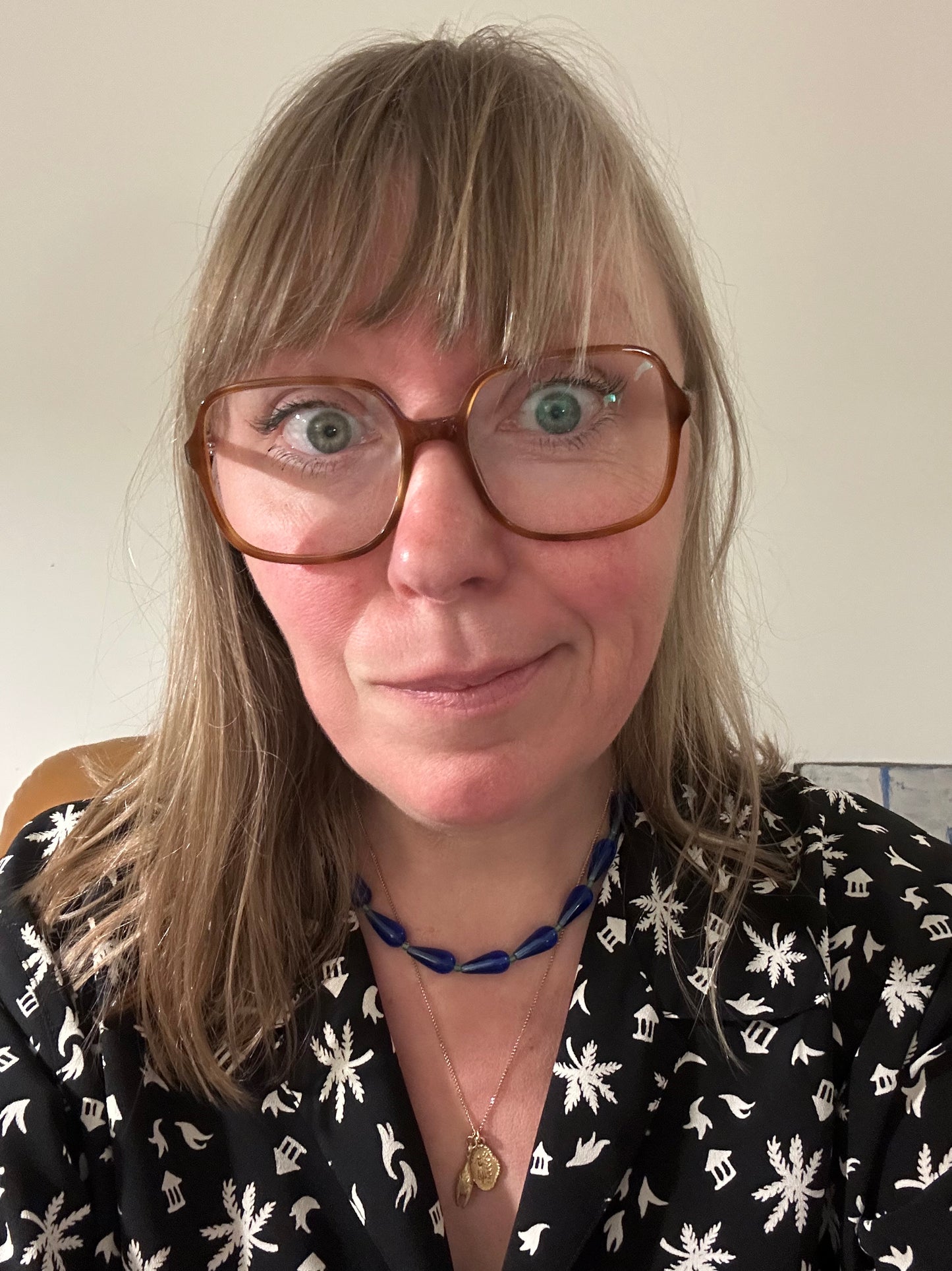 Collier ras du cou perles de verre goutte.