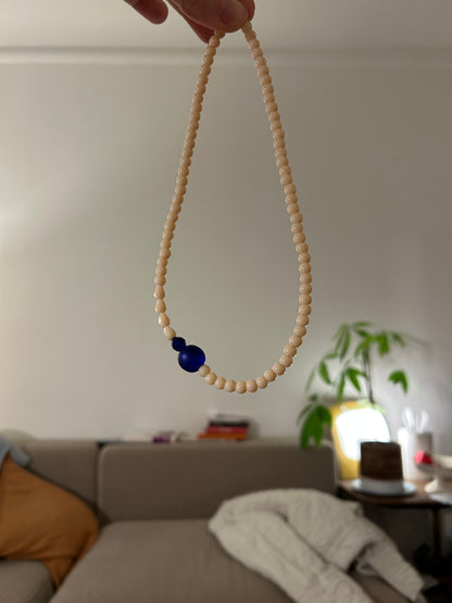 Collier ras du cou perles de verre, blanc cassé et bleu