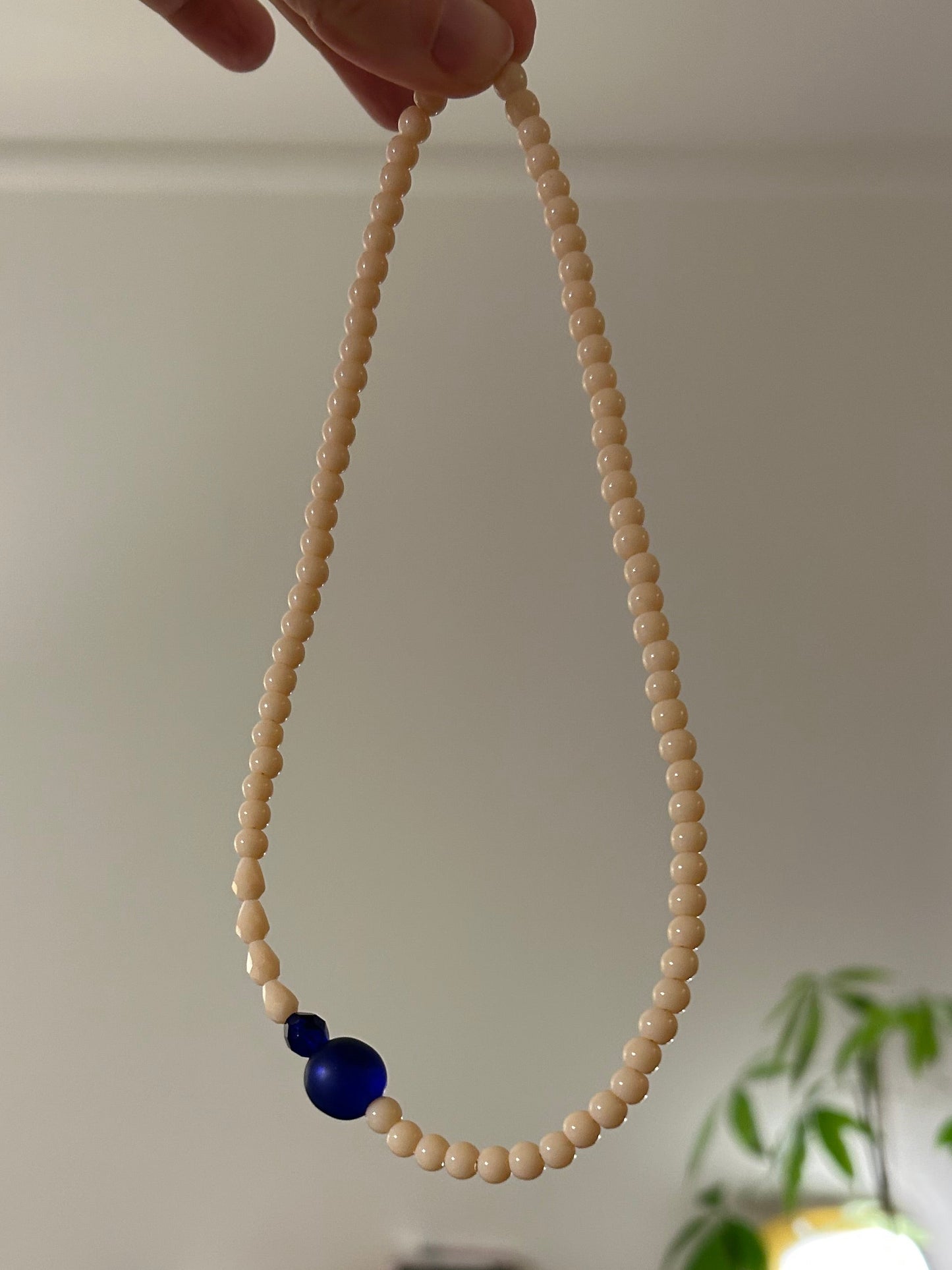 Collier ras du cou perles de verre, blanc cassé et bleu
