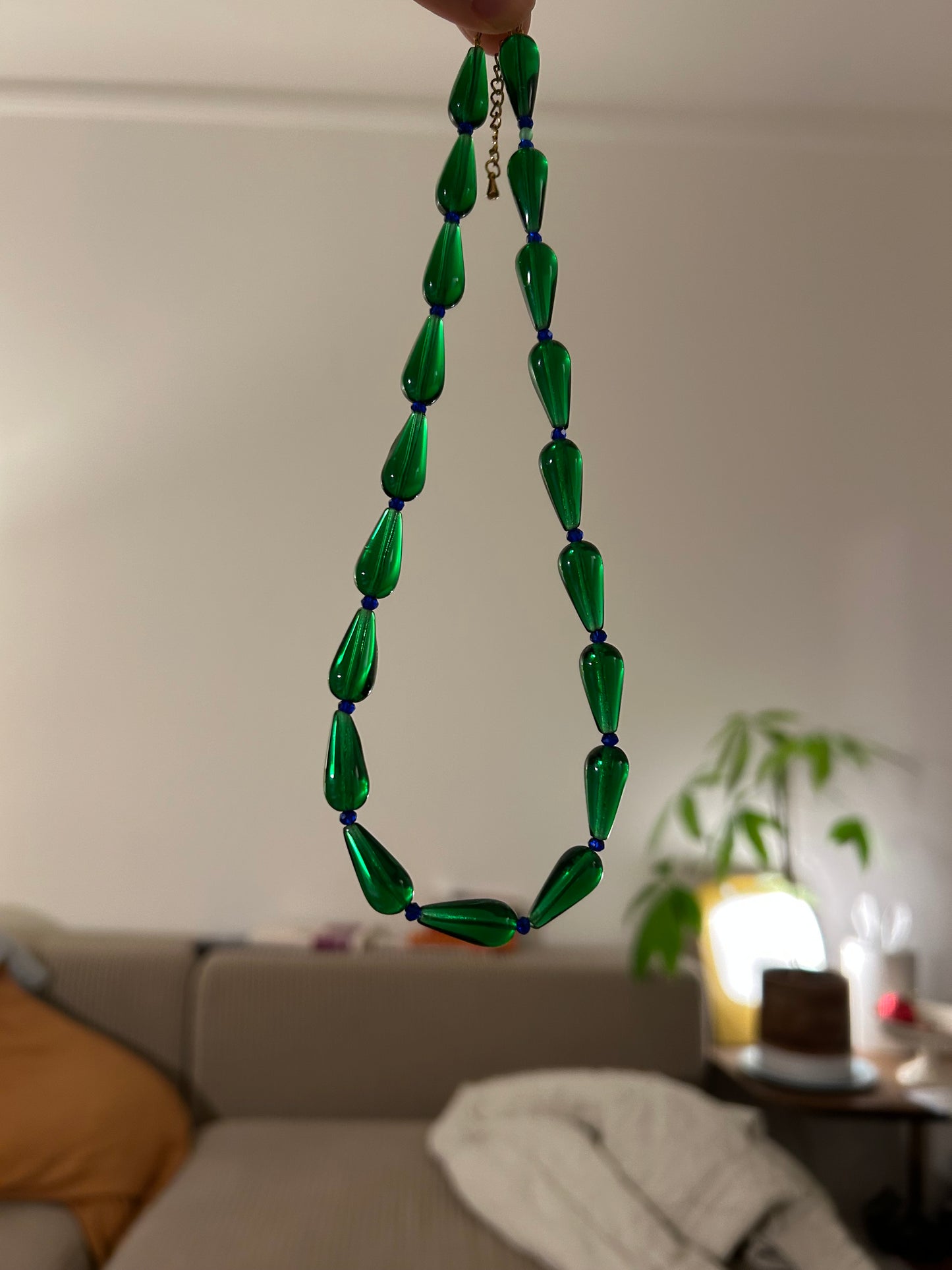 Collier ras du cou perles de verre goutte.