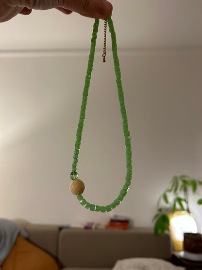 Collier ras du cou perles de verre, vert et beige