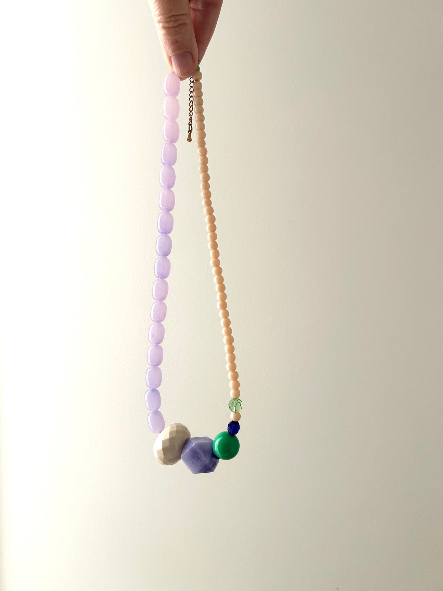 Collier de perles pierre cristal, blanches, mauve vertes