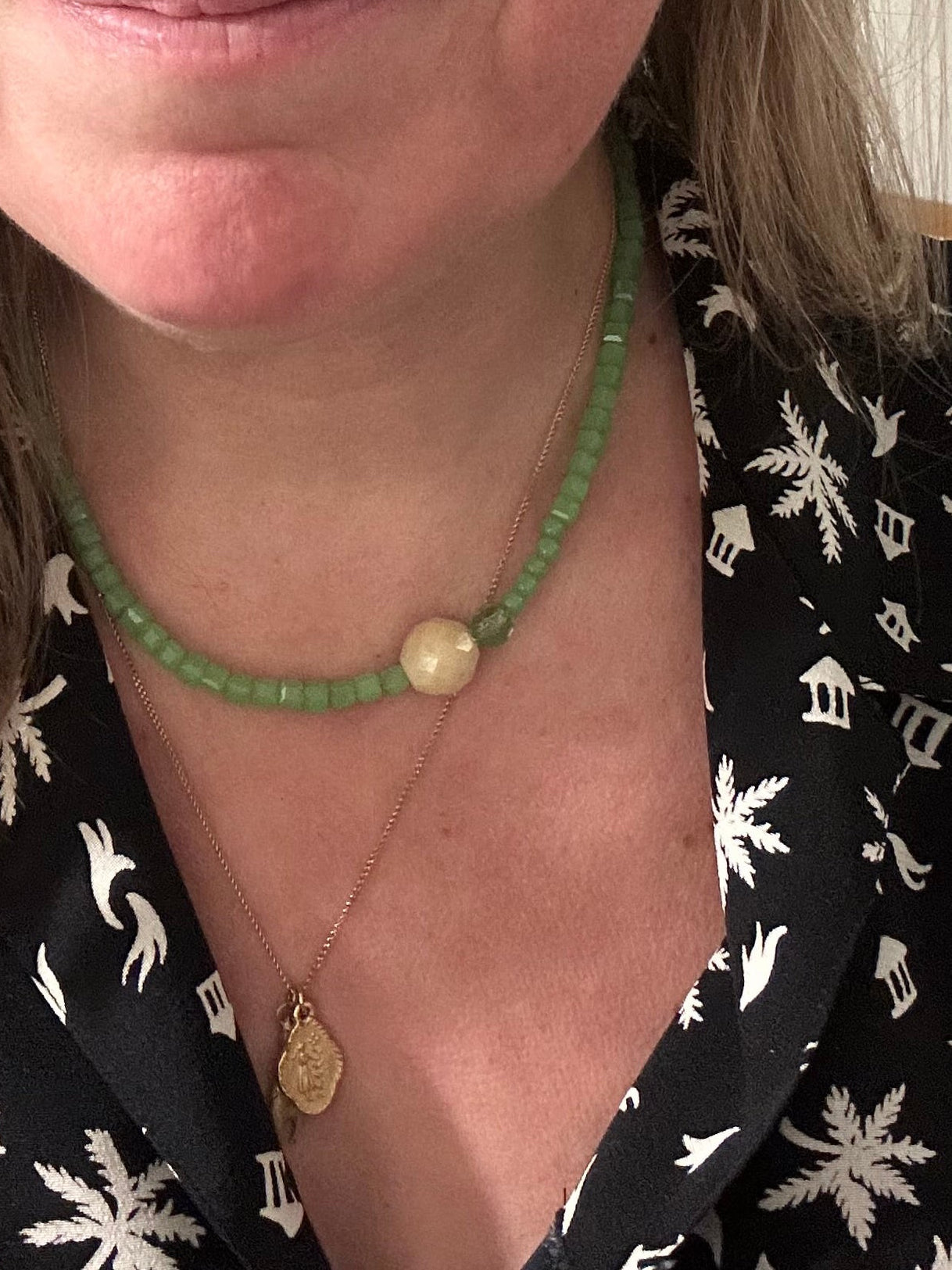Collier ras du cou perles de verre, vert et beige