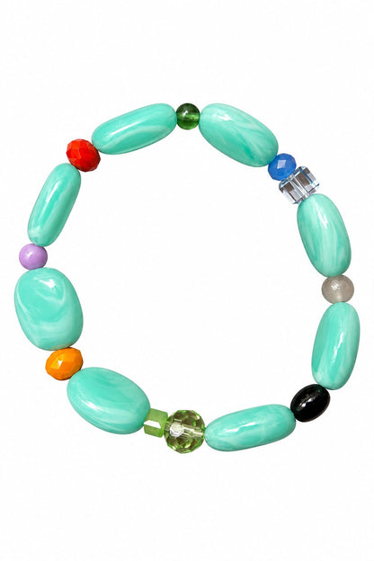 Bracelet élastique en perles vintage n°23, perles vert d'eau et petites perles colorées, tenu en main