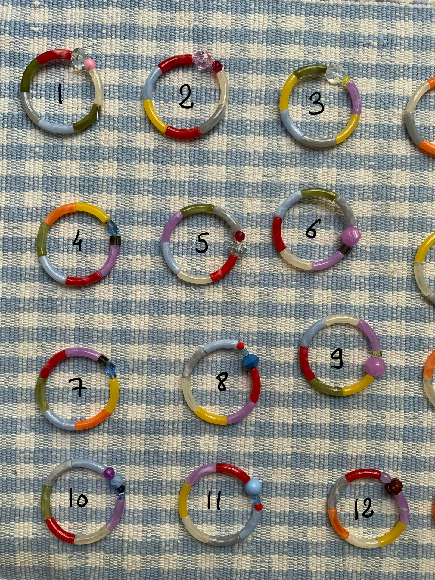 Petits bracelets pièces uniques.