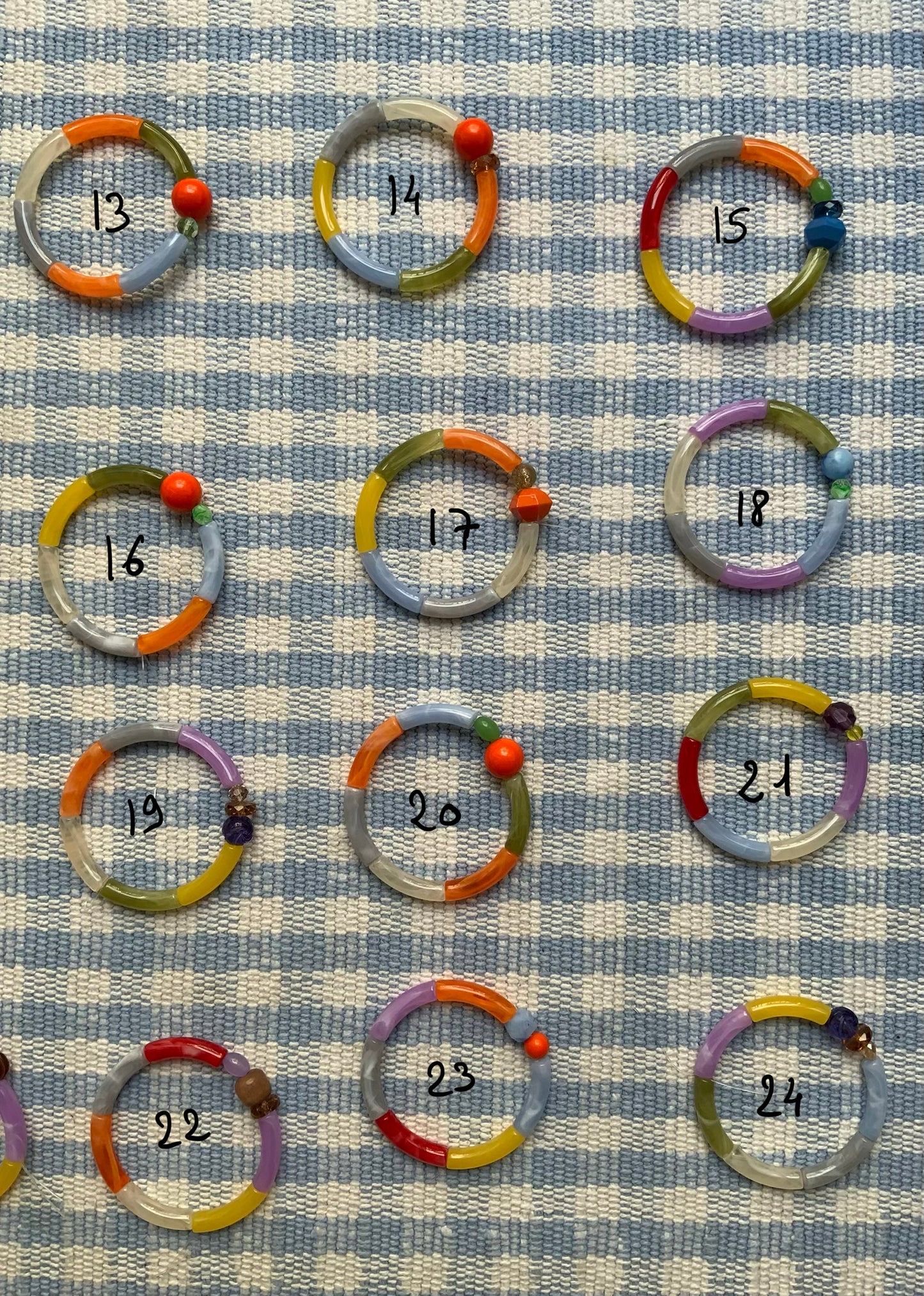 Petits bracelets pièces uniques.