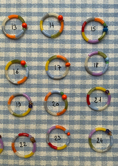 Petits bracelets pièces uniques.