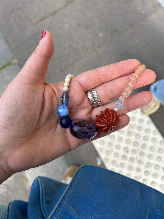 Collier de perles marron et bleues