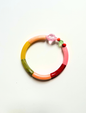 Petit bracelet pièce unique n°12 en perles tubes pêche, jaune, kaki, rouge et rose, perle rose facettée, perles corail et verte, posé sur fond blanc