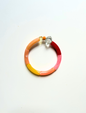 Petit bracelet pièce unique n°3 en perles tubes pêche, corail, jaune, saumon, rose et rouge, perle transparente facettée, perle orange et cube doré, posé sur fond blanc