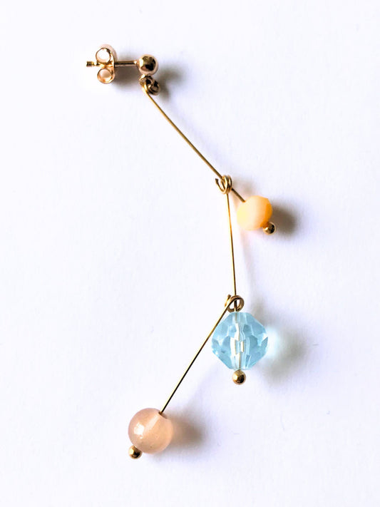 Petite boucle d'oreille mobile n°10, perles jaune, bleu ciel facettée et pêche, sur fond blanc