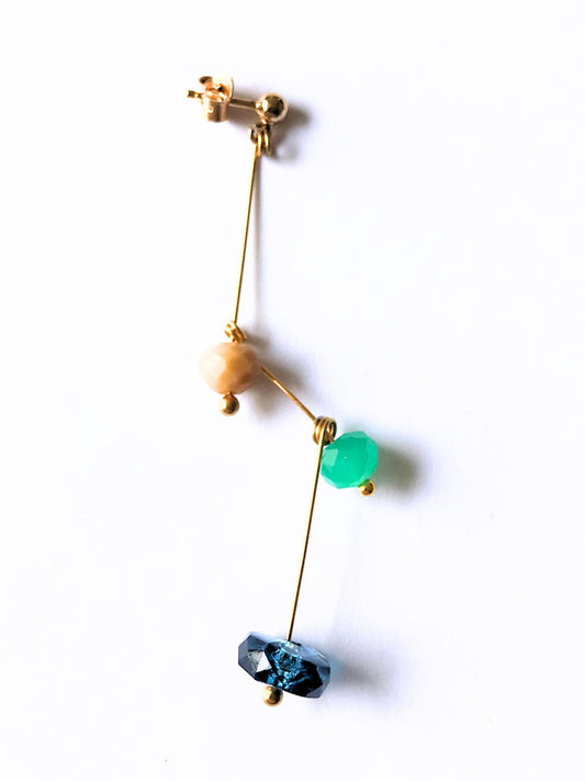 Petite boucle d'oreille mobile n°11, perles beige, verte et bleu pétrole facettée, sur fond blanc
