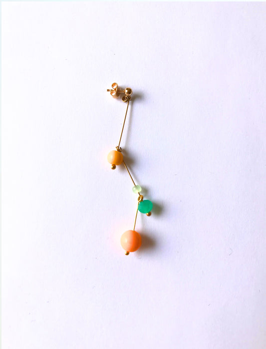 Petite boucle d'oreille mobile n°4, perles orange et verte, sur fond blanc