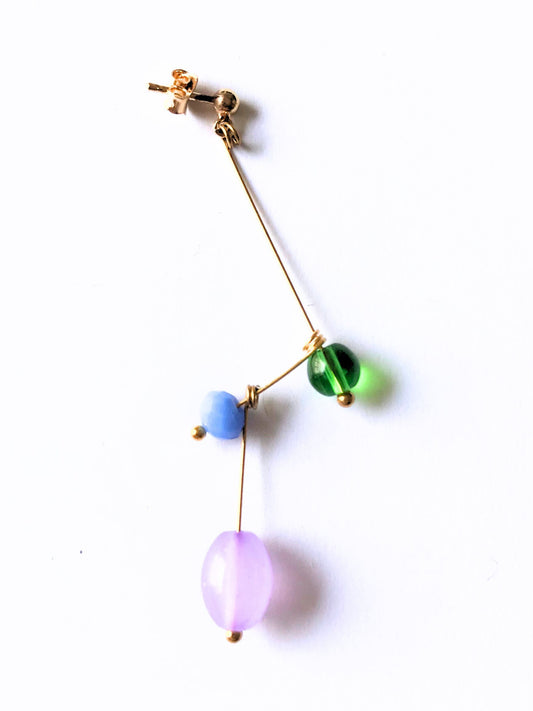 Petite boucle d'oreille mobile n°9, perles verte, bleu ciel et mauve, sur fond blanc