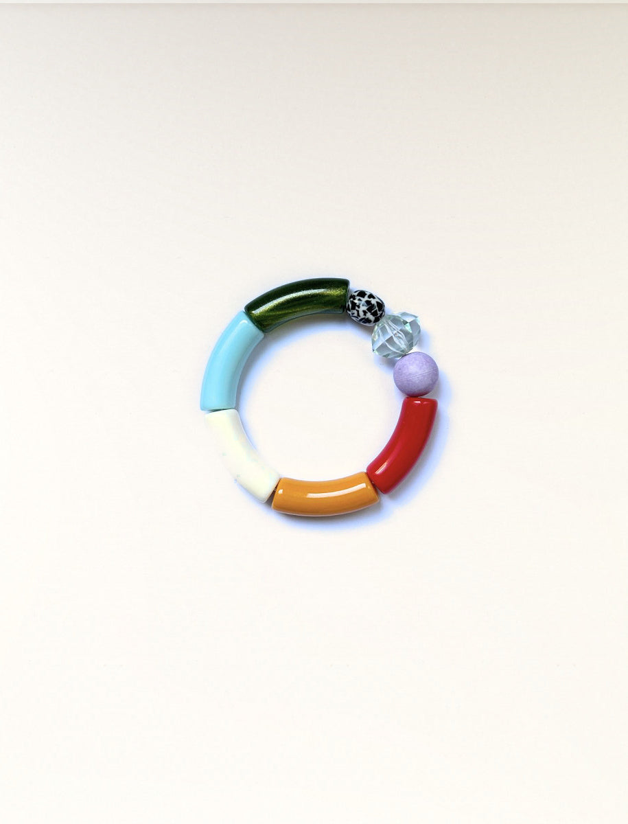 Bracelet élastique en perles tubes vert olive pailleté, bleu ciel, crème, moutarde et rouge, avec une perle mouchetée noir et blanc, une perle facettée et une perle lilas – Maison Chouquette