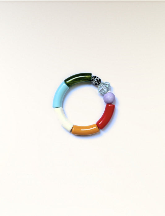 Bracelet élastique en perles tubes vert olive pailleté, bleu ciel, crème, moutarde et rouge, avec une perle mouchetée noir et blanc, une perle facettée et une perle lilas – Maison Chouquette