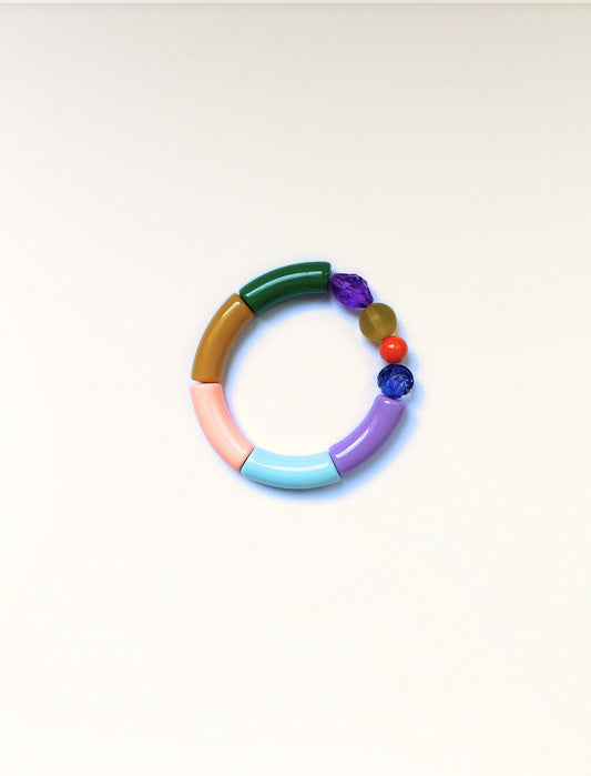 Bracelet élastique en perles tubes vert, ocre, rose pêche, bleu ciel et lilas, avec quatre perles vintage violette, ambre, orange et bleu cobalt – Maison Chouquette