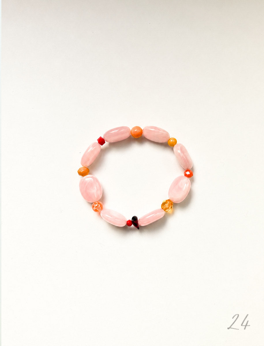 Bracelet élastique n°24 en perles roses et perles vintage multicolores, fait main à Paris – Maison Chouquette