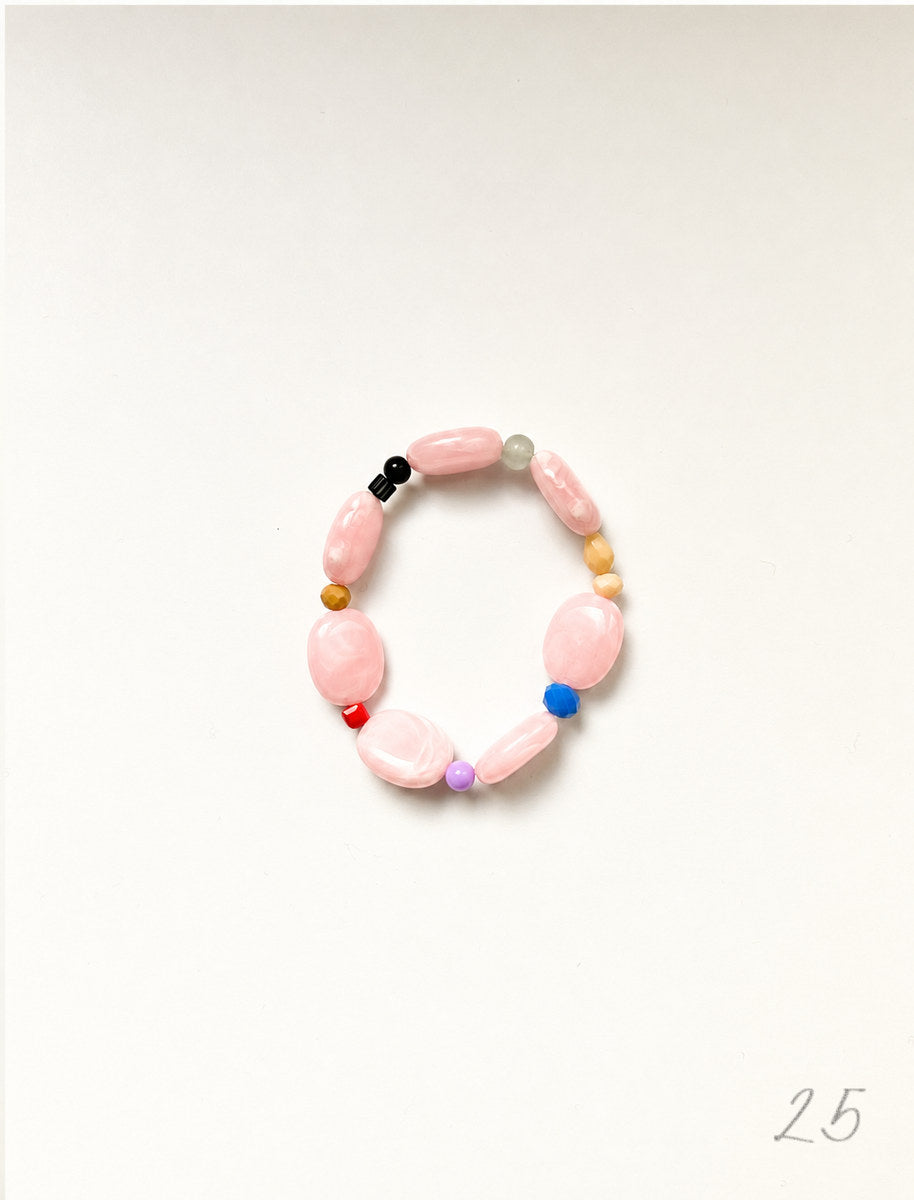 Bracelet élastique n°25 en perles roses et perles vintage multicolores, fait main à Paris – Maison Chouquette