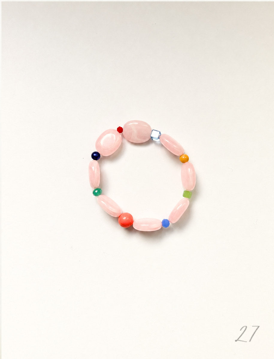 Bracelet élastique n°27 en perles roses et perles vintage multicolores, fait main à Paris – Maison Chouquette