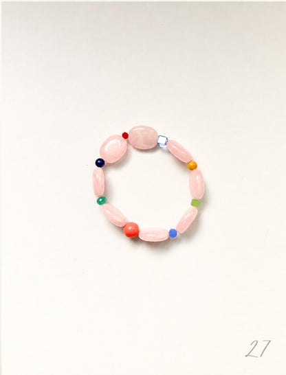 Bracelet élastique n°27 en perles roses et perles vintage multicolores, fait main à Paris – Maison Chouquette