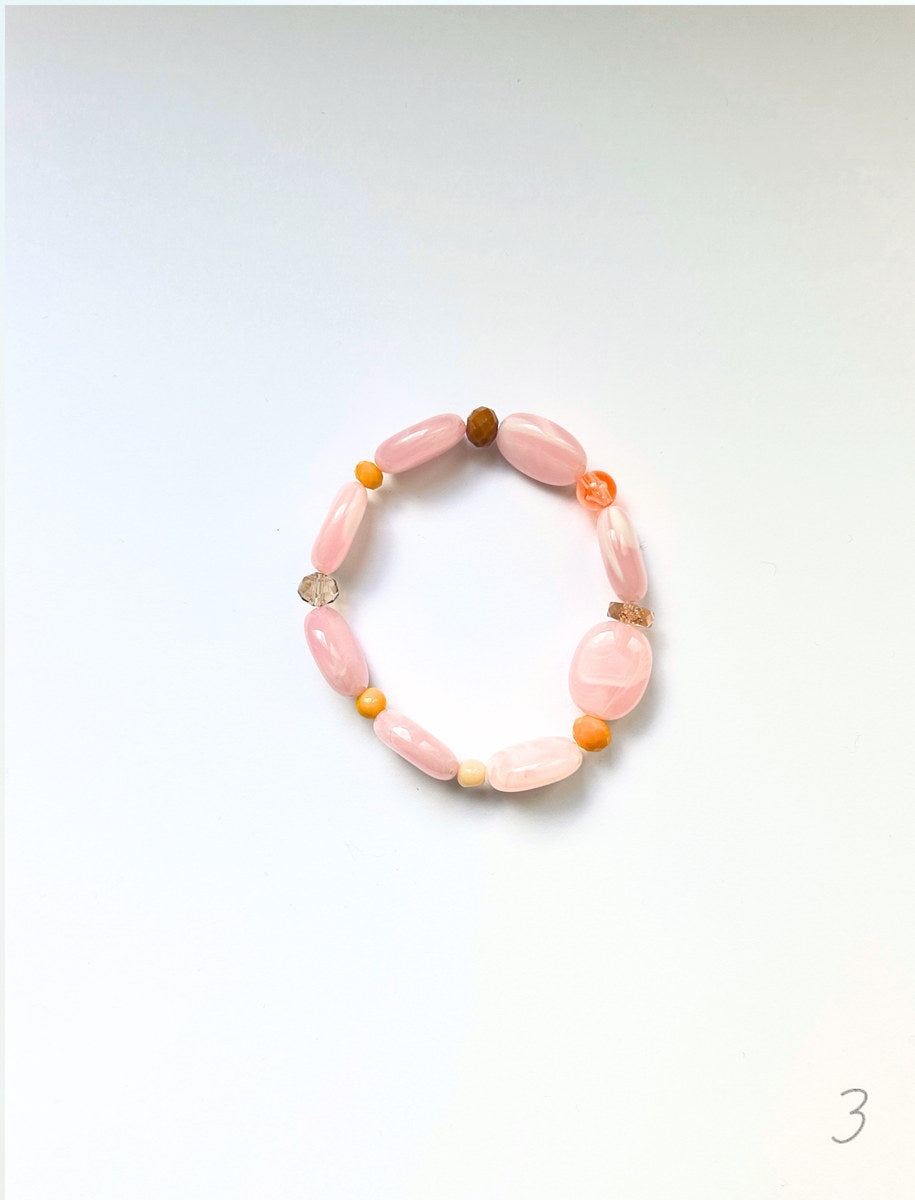 Bracelet élastique n°3 en perles roses et perles vintage multicolores, fait main à Paris – Maison Chouquette