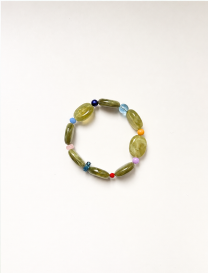 Bracelet petites perles kakies et multicolores