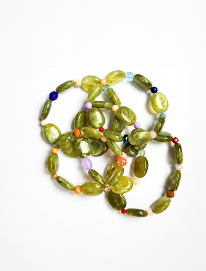 Bracelet petites perles kakies et multicolores